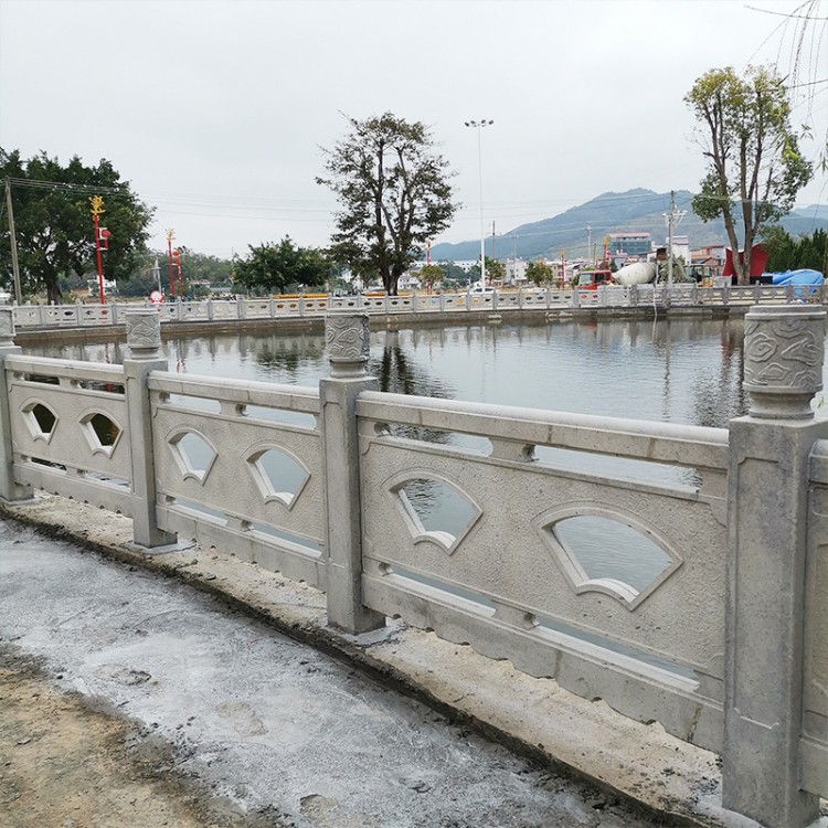 1.5米仿石扇形护栏