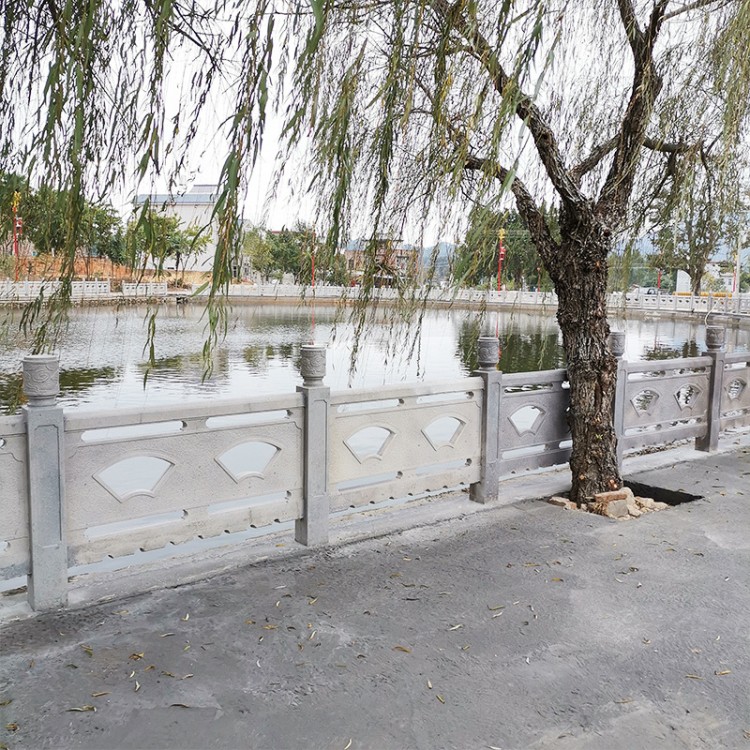 1.5米仿石扇形护栏