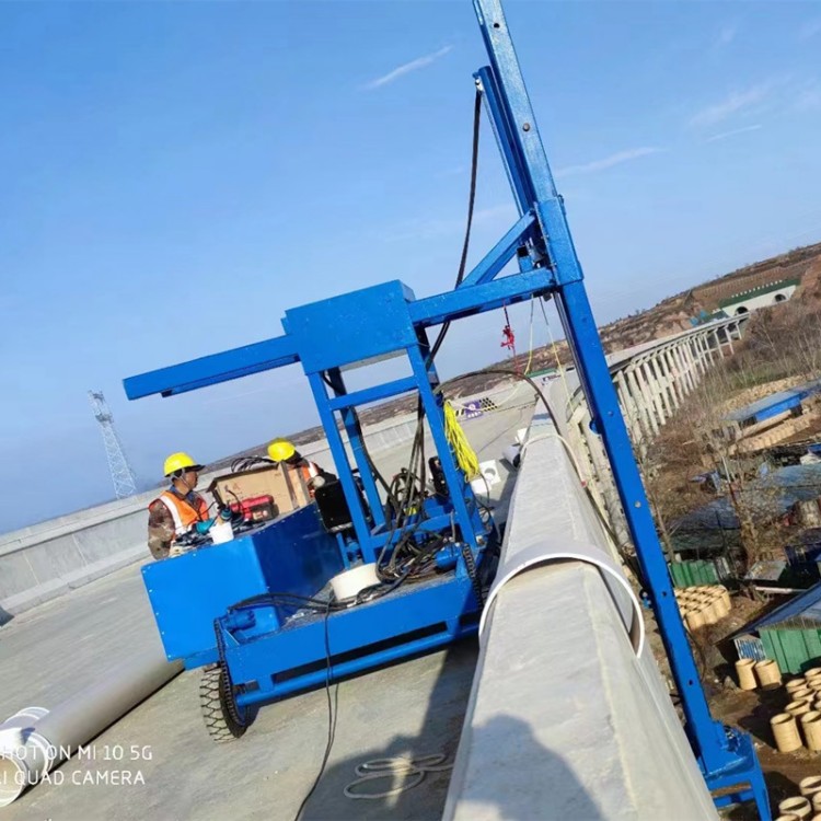 1吨防撞墙模板台车 护栏外侧泄水管安装吊篮