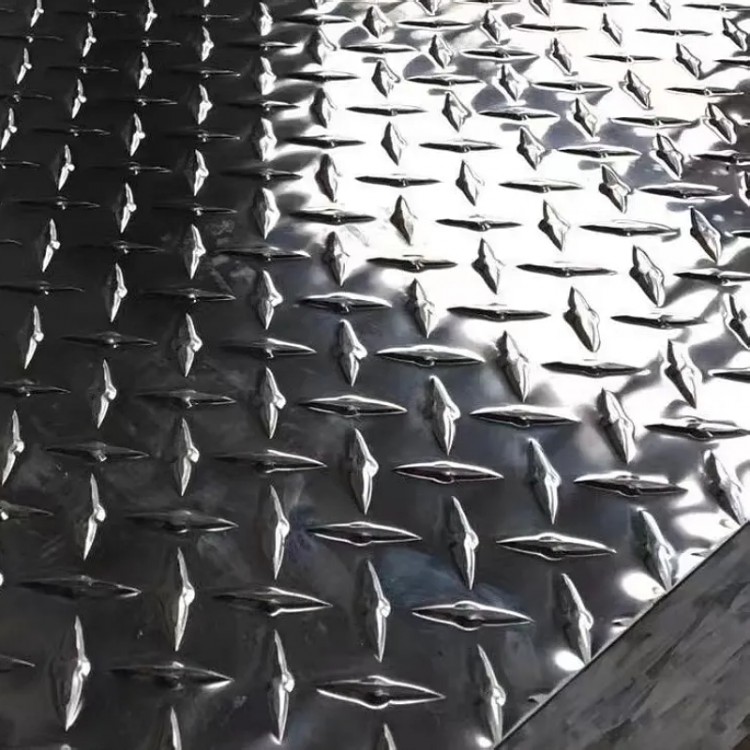 Anti-slip aluminum plate