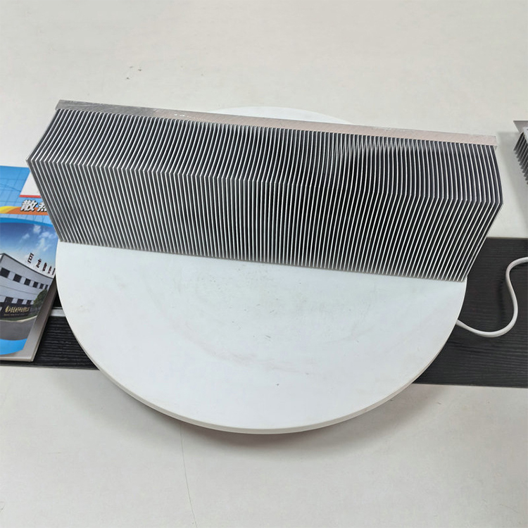 Shovel-shaped radiator