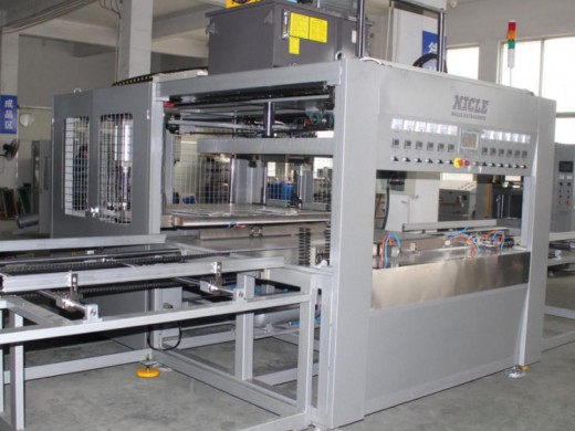 超声波焊接设备主要由哪些部分组成？