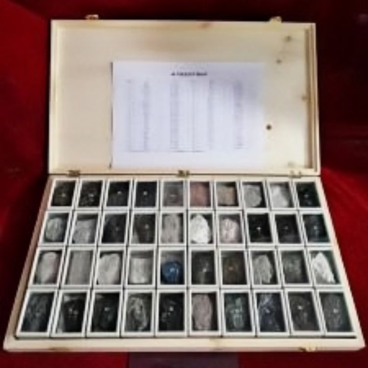 40件装造岩矿物标本