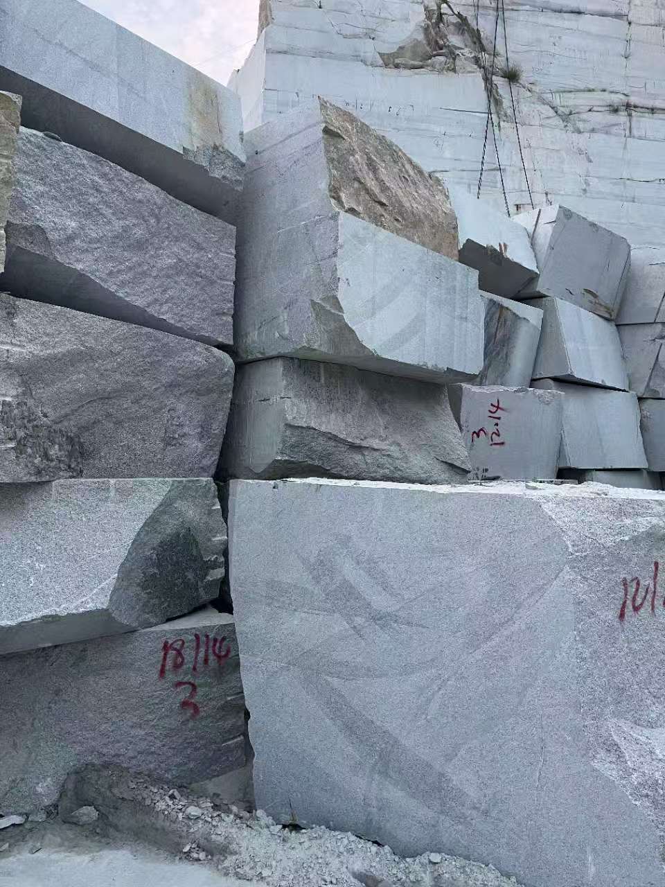 芝麻灰荔枝面石材厂价直销 异性石材厂家