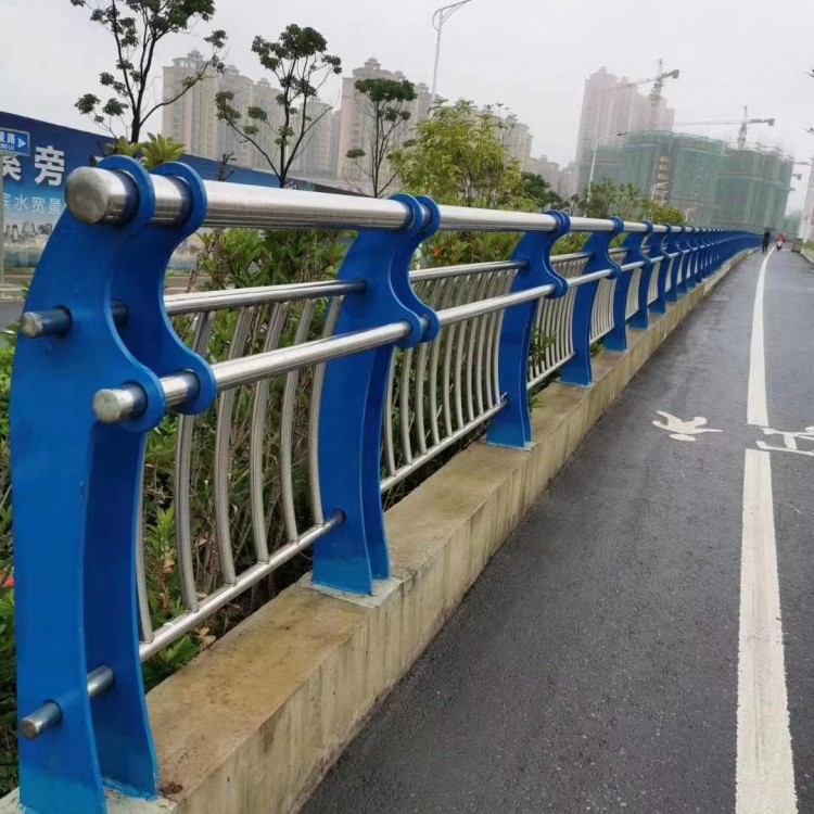 鑫泓通 复合管灯光栏杆 材质优良 易于清洁 安全性能高