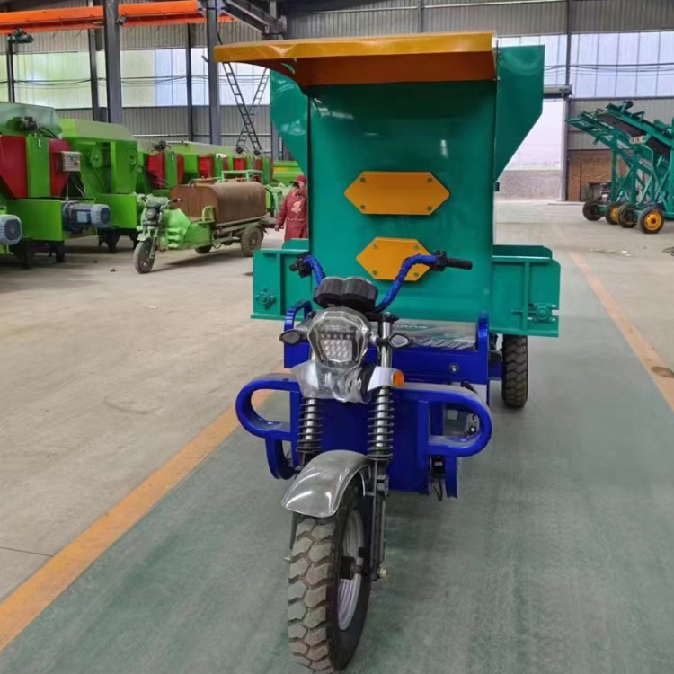 小型电动饲草投料车 牛羊饲料抛料车