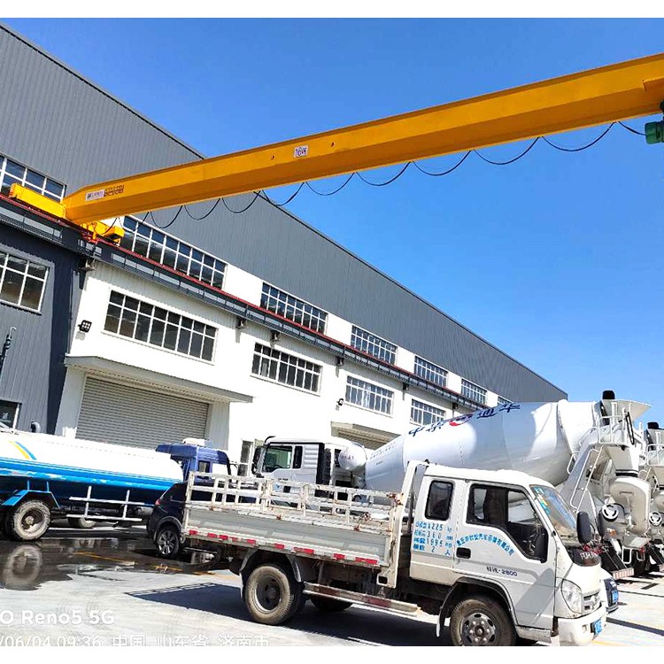 半龙门式起重机