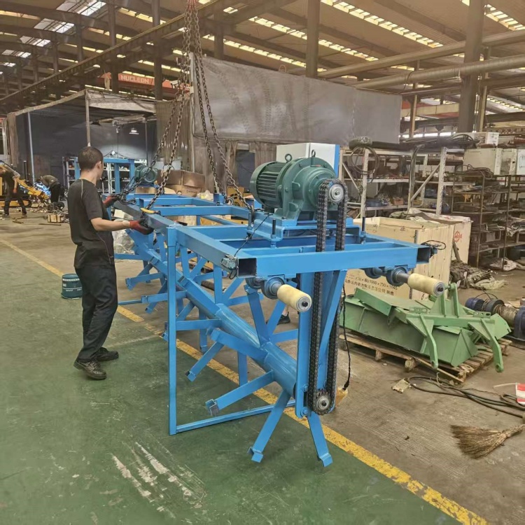 自行走带喷淋槽式翻爬机 养殖场粪便处理晾晒翻抛机