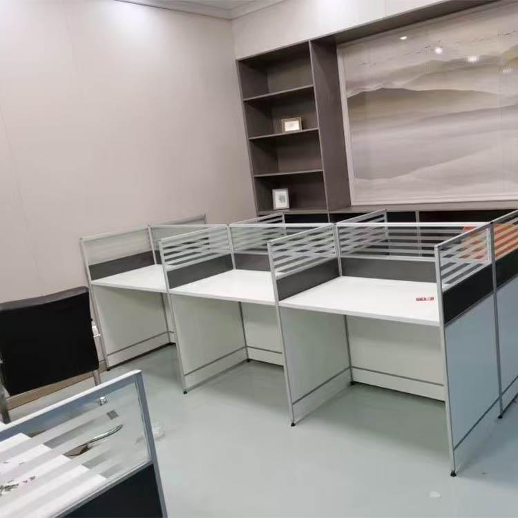 办公区域的屏风隔断桌‌