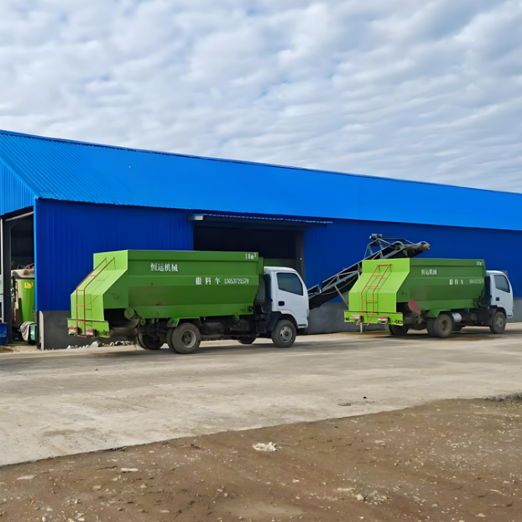 牛羊饲料自动喂料车 双侧出料撒料车