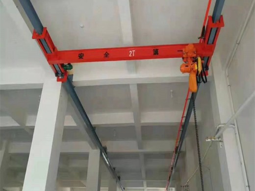 对码头起重机定期进行结构加固和维护