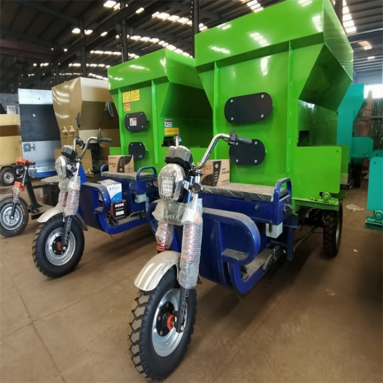 电动三轮撒料车 牛羊饲料自走式喂料车