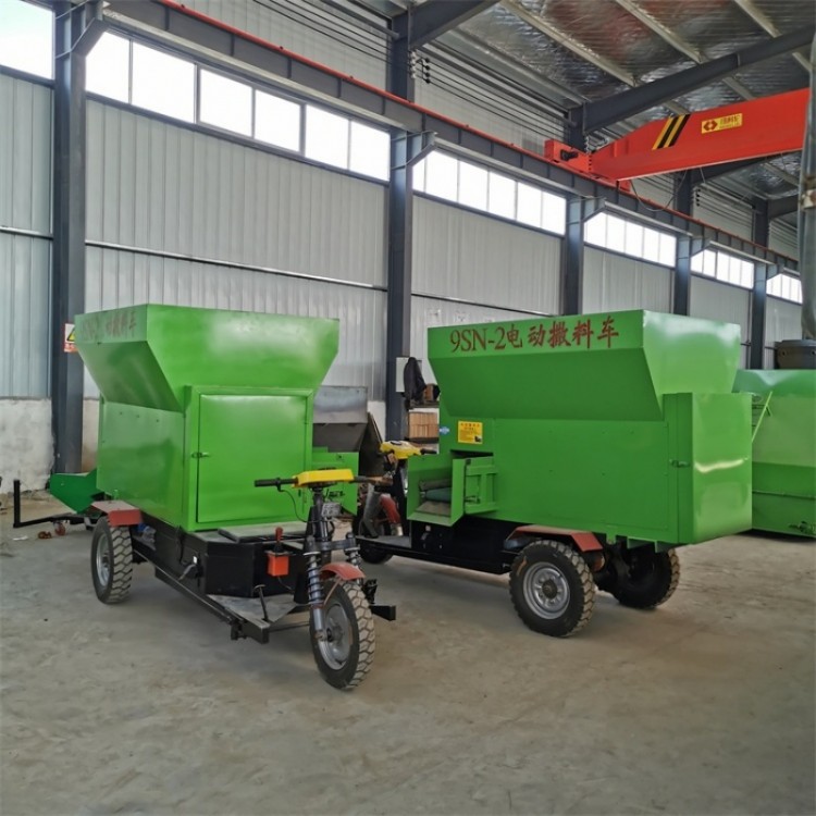 三轮电动饲料撒料车 养殖场全日粮喂料车