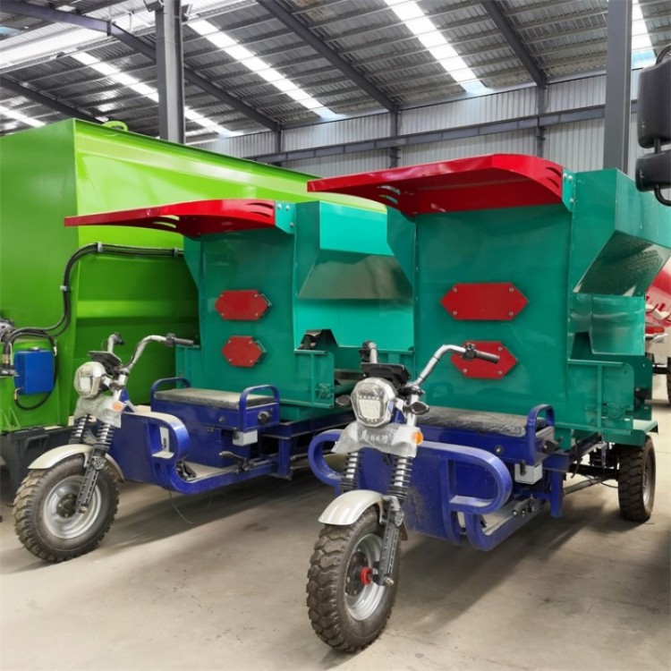 电动养殖三轮喂料车 牛羊饲料撒料车