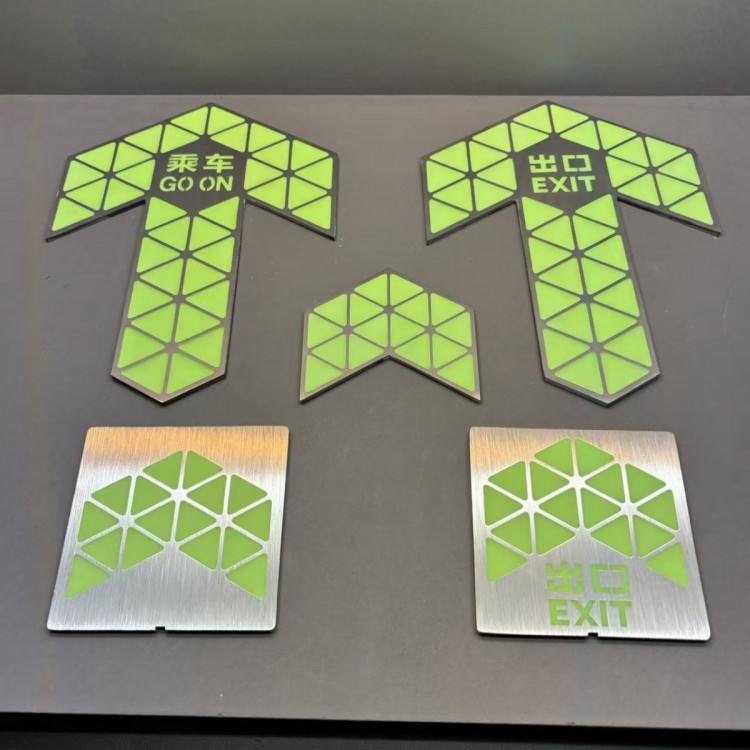 地铁站厅夜光不锈钢标识 蓄光自发光导向小箭头