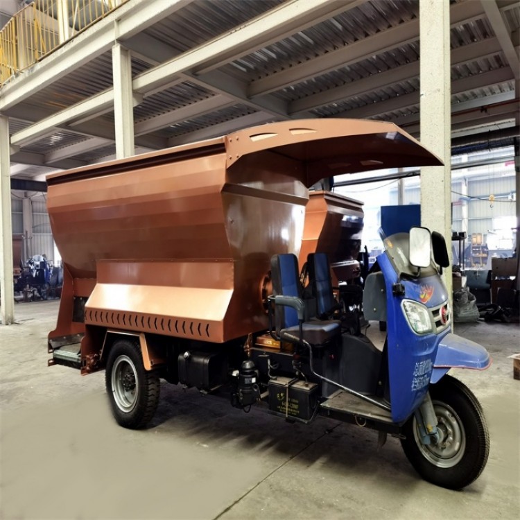 牛羊养殖饲料撒料车 刮板均匀出料喂料车