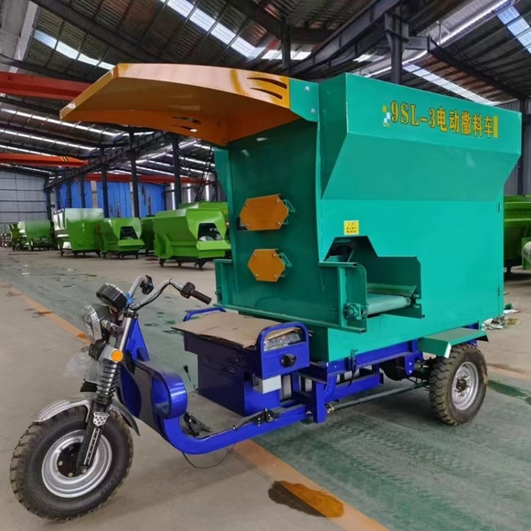 电动牛羊撒料车 双边出料撒草投料车