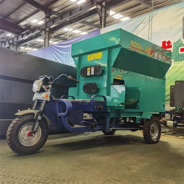 省人工饲料投料车 电动小型撒料车