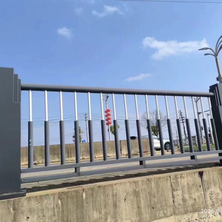广东护栏厂家：市政道路灯光护栏桥梁防撞护栏路灯杆一站式定制