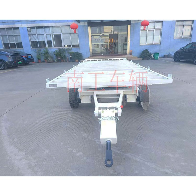 8吨骨架式牵引平板拖车带白色小框工具箱