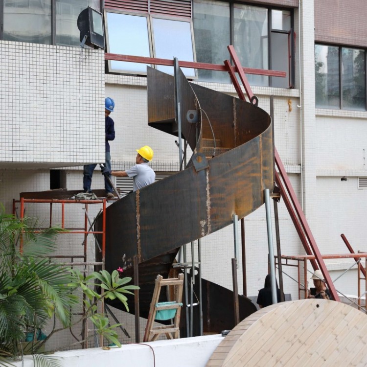 广州未来社,穗远旋转楼梯安装中